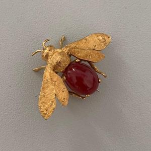 2149- Yellow Gold Agate Bee Brooch