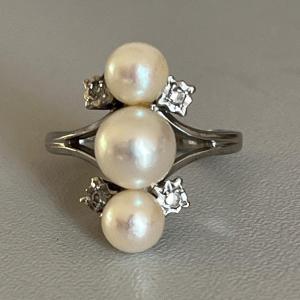 5970- White Gold Ring With Pearls And Diamonds