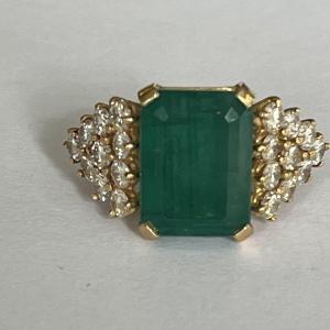 6027- Yellow Gold Ring Emerald Diamonds 1.80 Ct