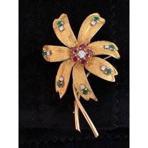 3144- Broche Fleur Régner Paris Or Jaune Rubis Diamants Emeraudes