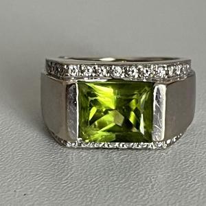 6121- White Gold Signet Ring Peridot Diamonds