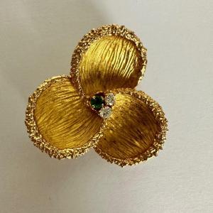 3535a- Yellow Gold Flower Brooch Emerald Diamonds 