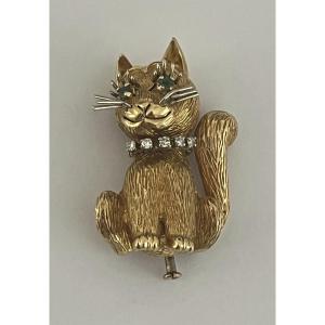 5467- Yellow Gold Cat Brooch With Emeralds And Diamonds