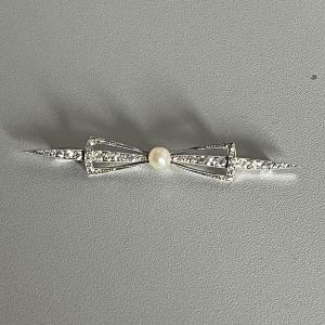 5209- Broche Nœud Platine Diamants Perle Akoya