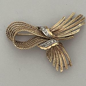 6192- Yellow Gold Thread Knot Brooch With Diamonds