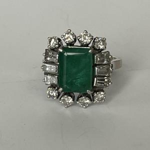 6223- Platinum White Gold Ring With 2.70 Ct Emerald And Diamonds