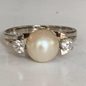 3253 – White Gold Pearl Diamond Ring