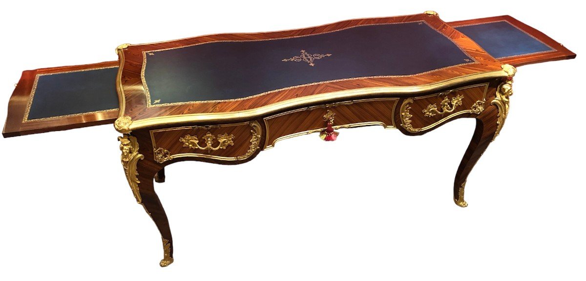 Bureau Plat Signé Dissidi De Style Louis XV Placage De Bois De Rose Bois De Violette 3 Tiroirs