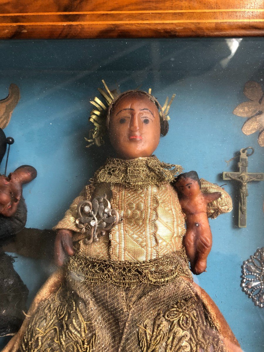Vierges En Cire Et En Porcelaine Dans Une Vitrine-photo-2
