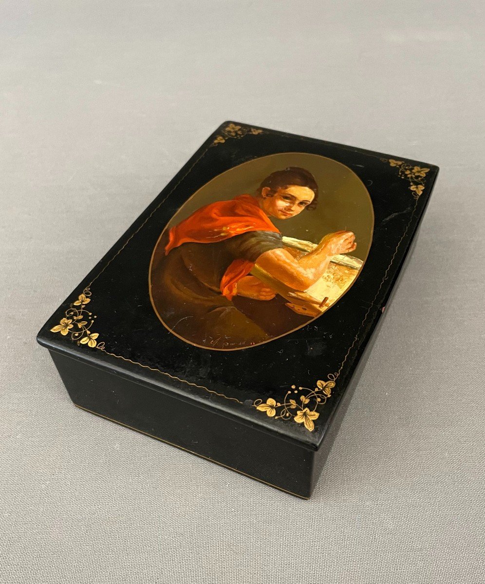 Coffret En Bois Peint Décoré d'Un Portrait De Jeune Couturière