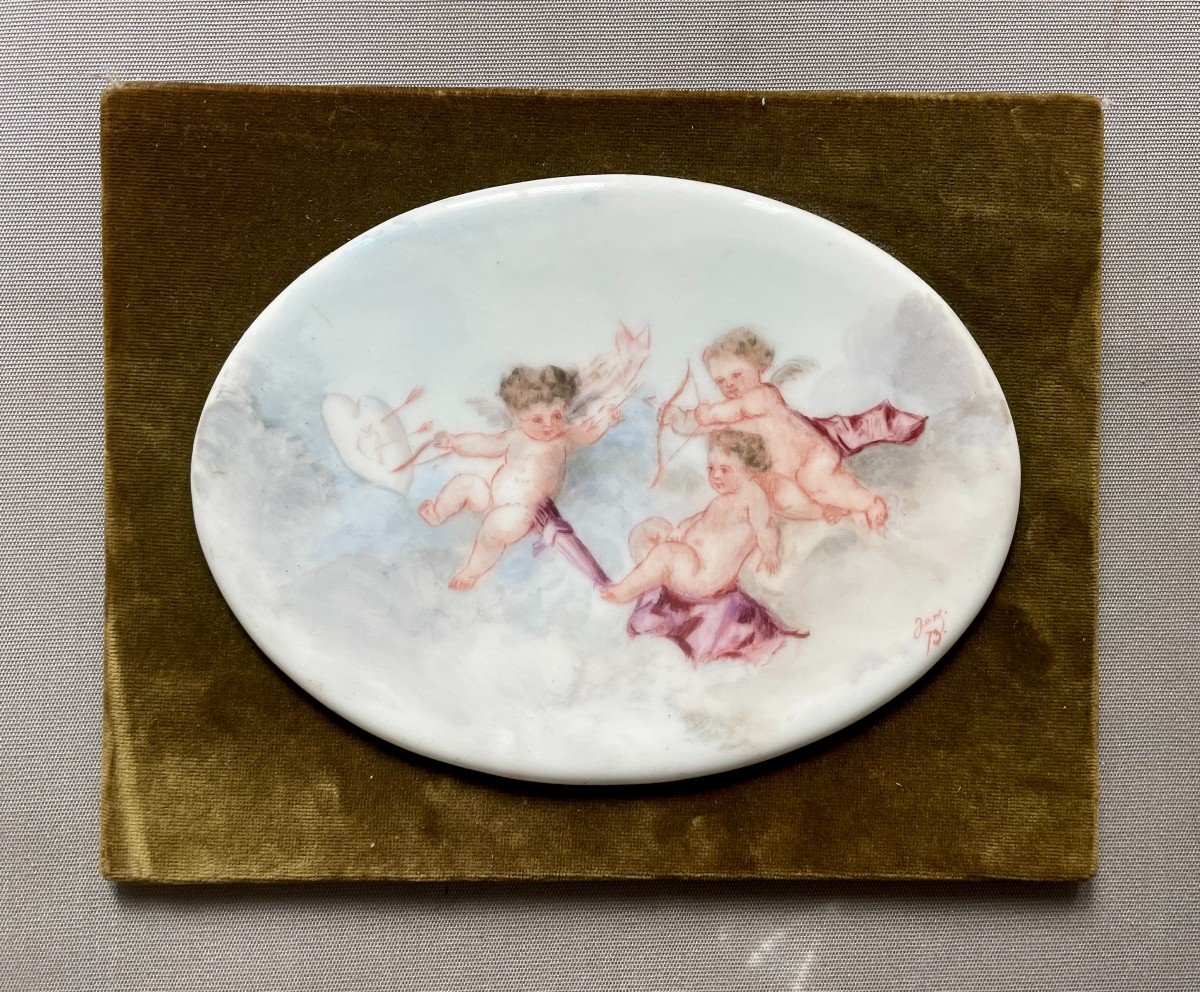 Putti, Plaque De Porcelaine Peinte, Signée Jane (18)73