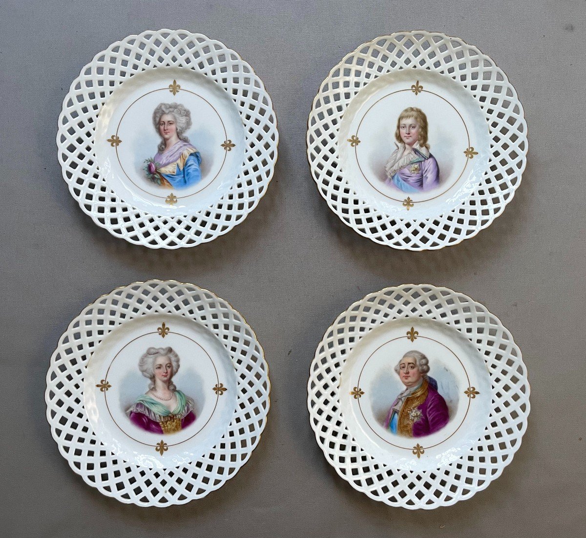 Quatre Assiettes Dans Le Style De Sèvres