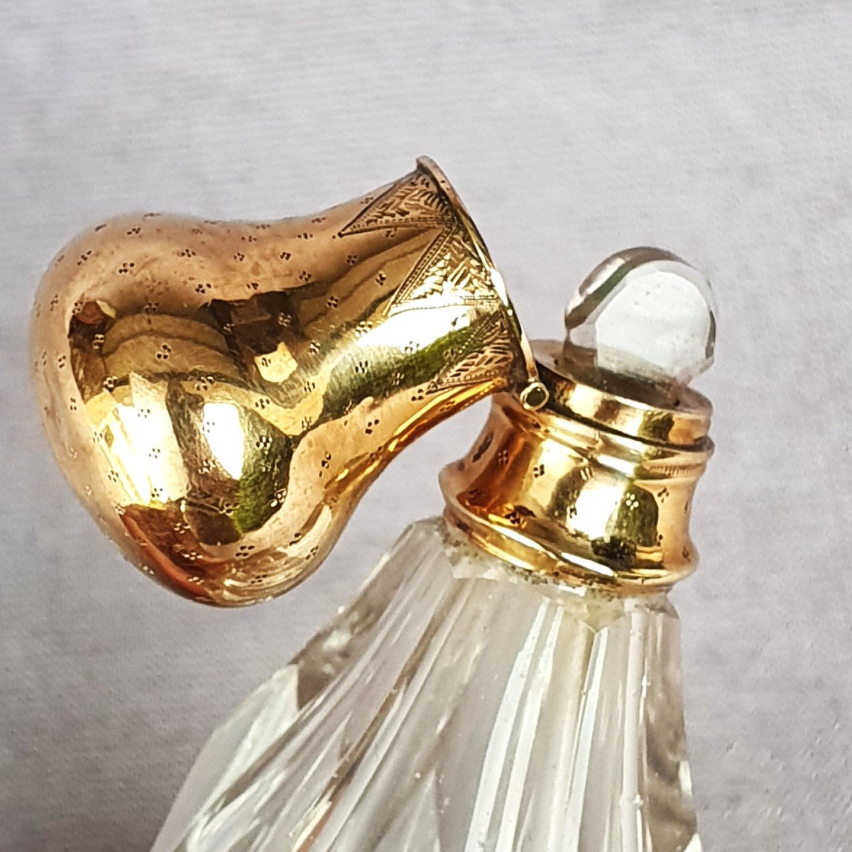 Flacon à sels ou parfum, cristal et or, vers 1880-photo-2