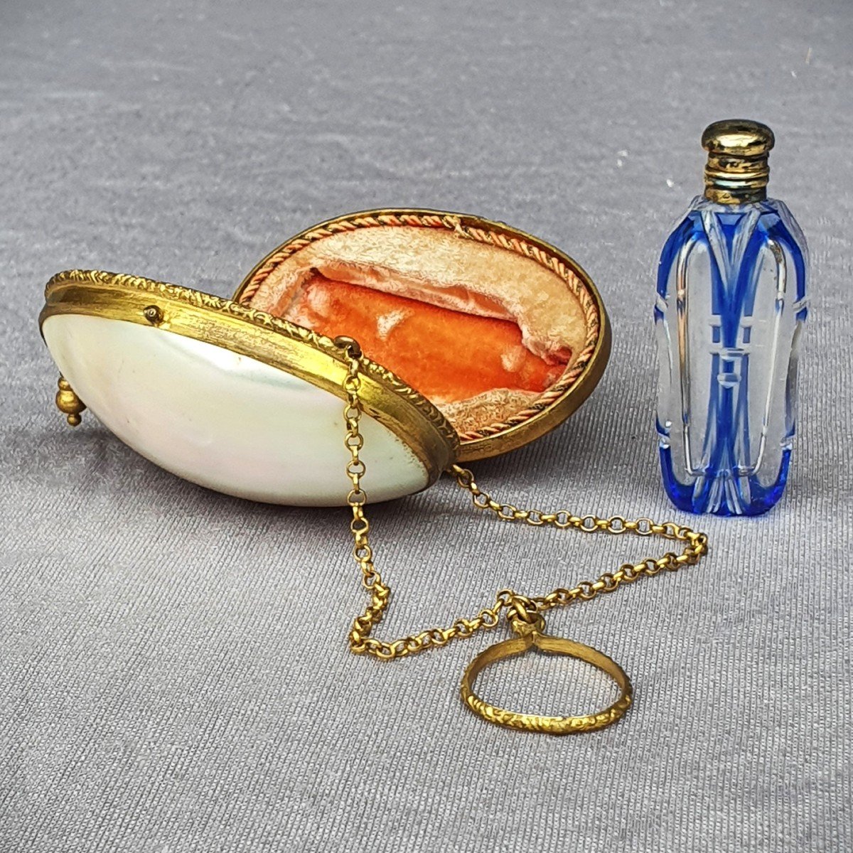 Crystal Scent Bottle And Perfume Bottle In Its Egg-shaped Mother-of-pearl Case-photo-3