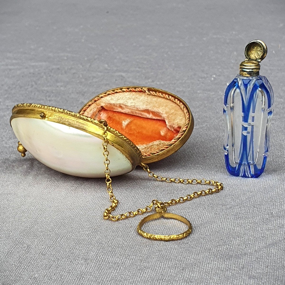 Crystal Scent Bottle And Perfume Bottle In Its Egg-shaped Mother-of-pearl Case-photo-4