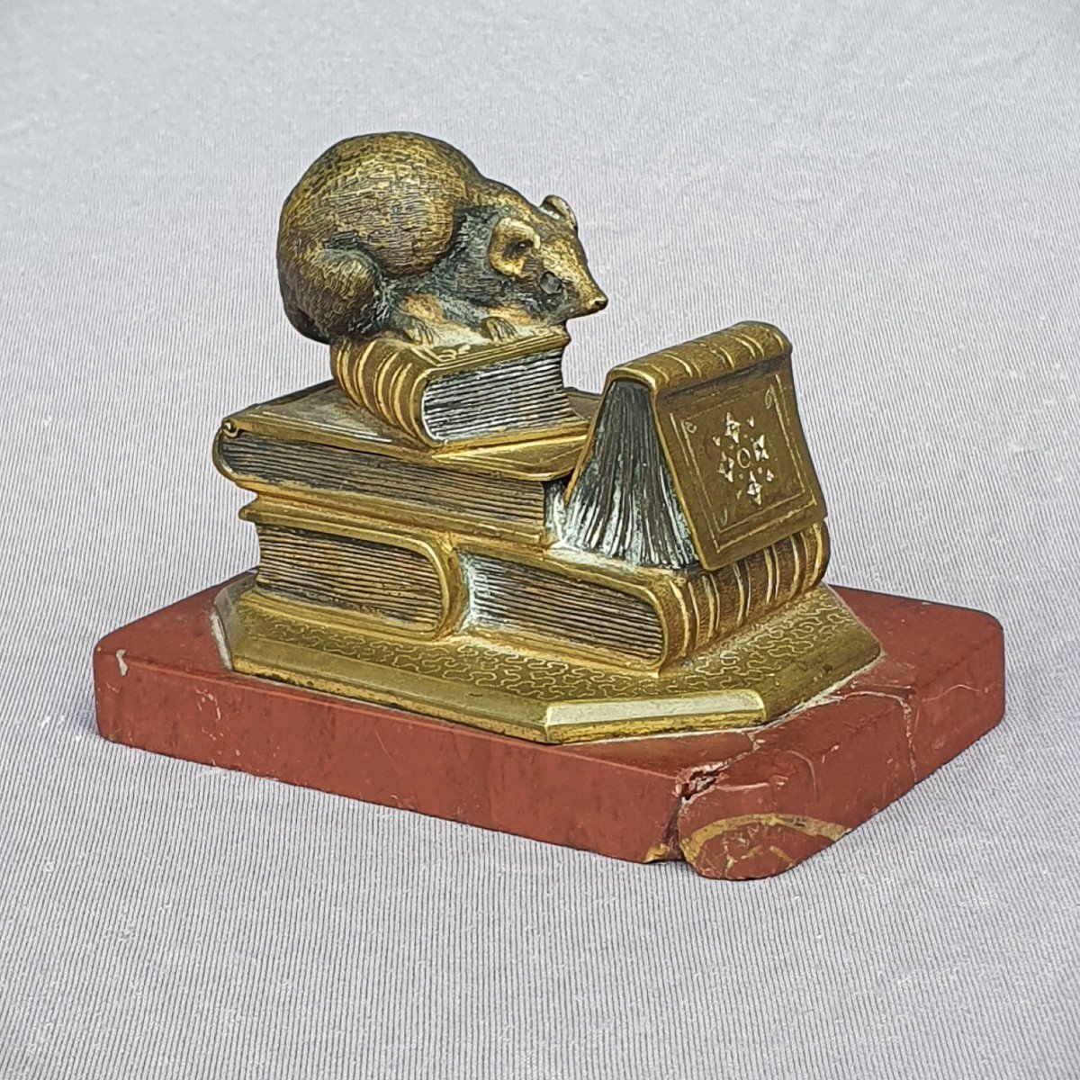 Boite à timbre en bronze, souris sur une pile de livres, début XXe-photo-2