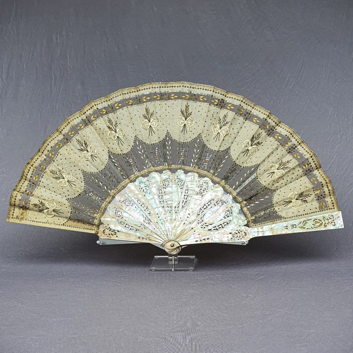 Antique Fan With Mother-of-pearl Frame And Sequined And Embroidered Leaf Circa 1860-photo-2