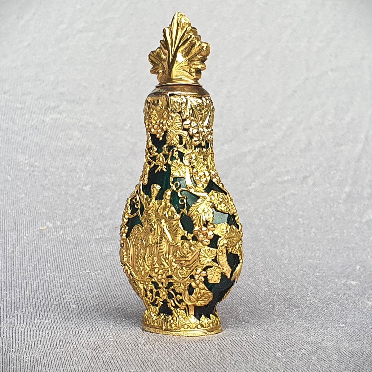 Flacon à parfum, senteur, pomponne et or à décor de scène galante dans les vignes-photo-2
