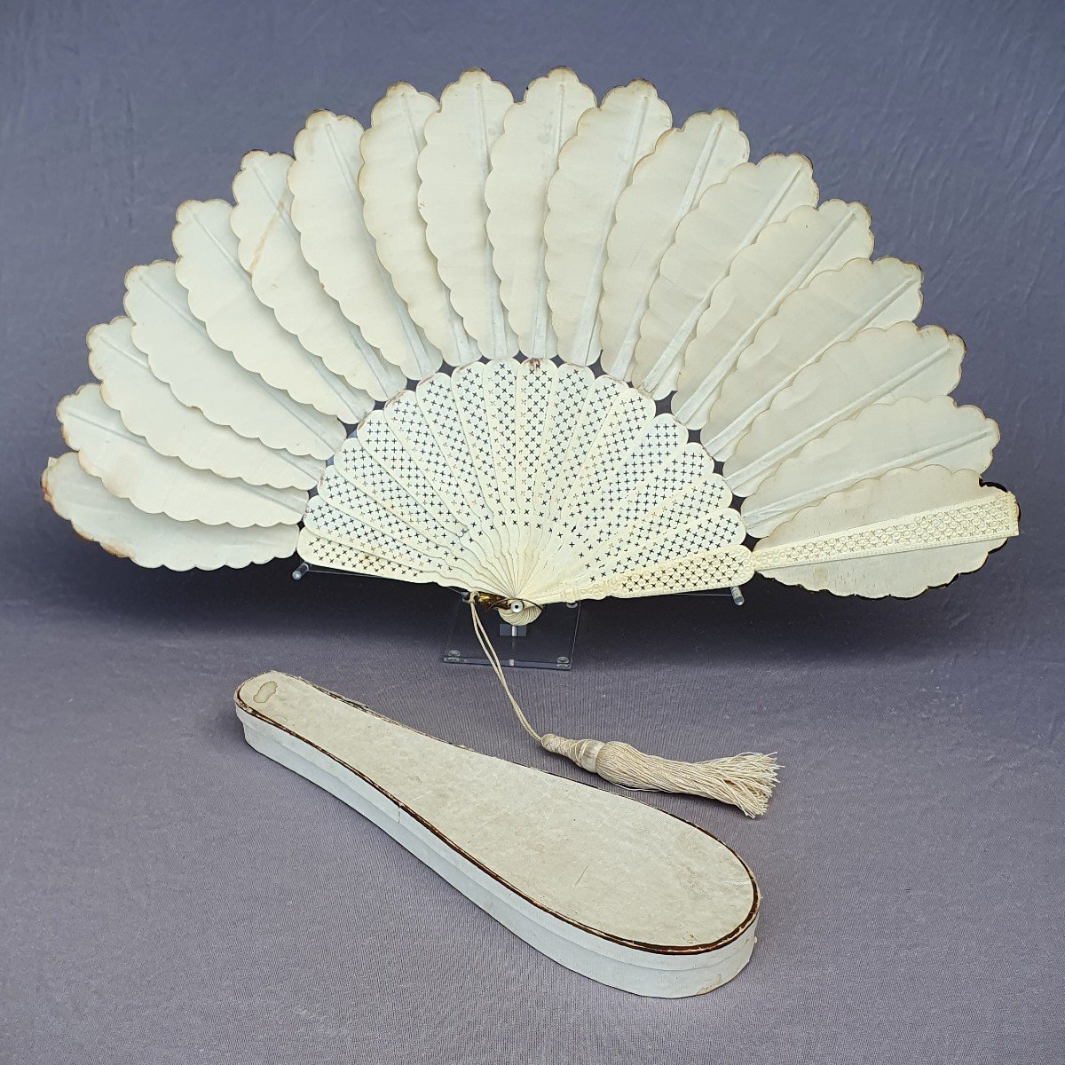 Antique Fan Called "palmettes" In Bone And Painted Silk-photo-1