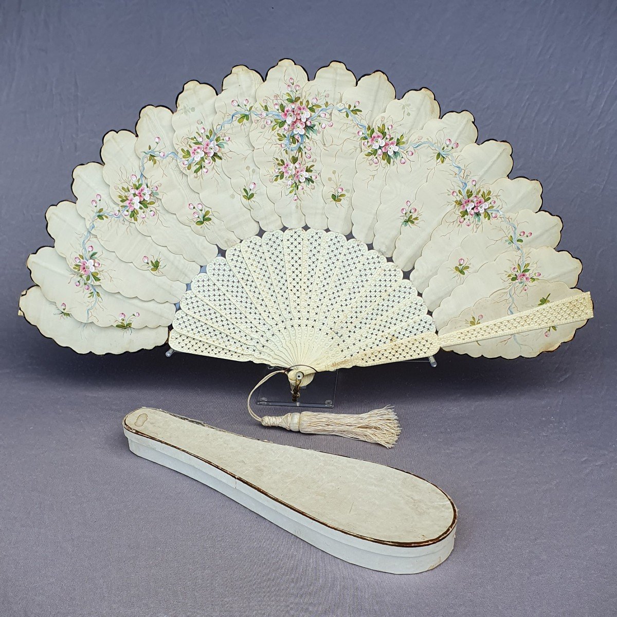 Antique Fan Called "palmettes" In Bone And Painted Silk