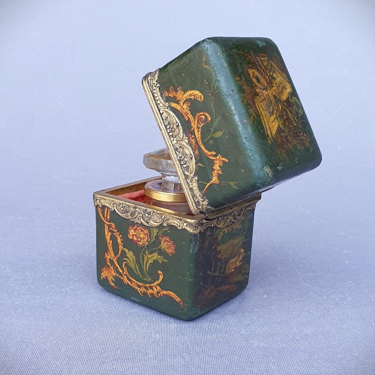 Perfume Bottle In Painted Box Vernis Martin-photo-3