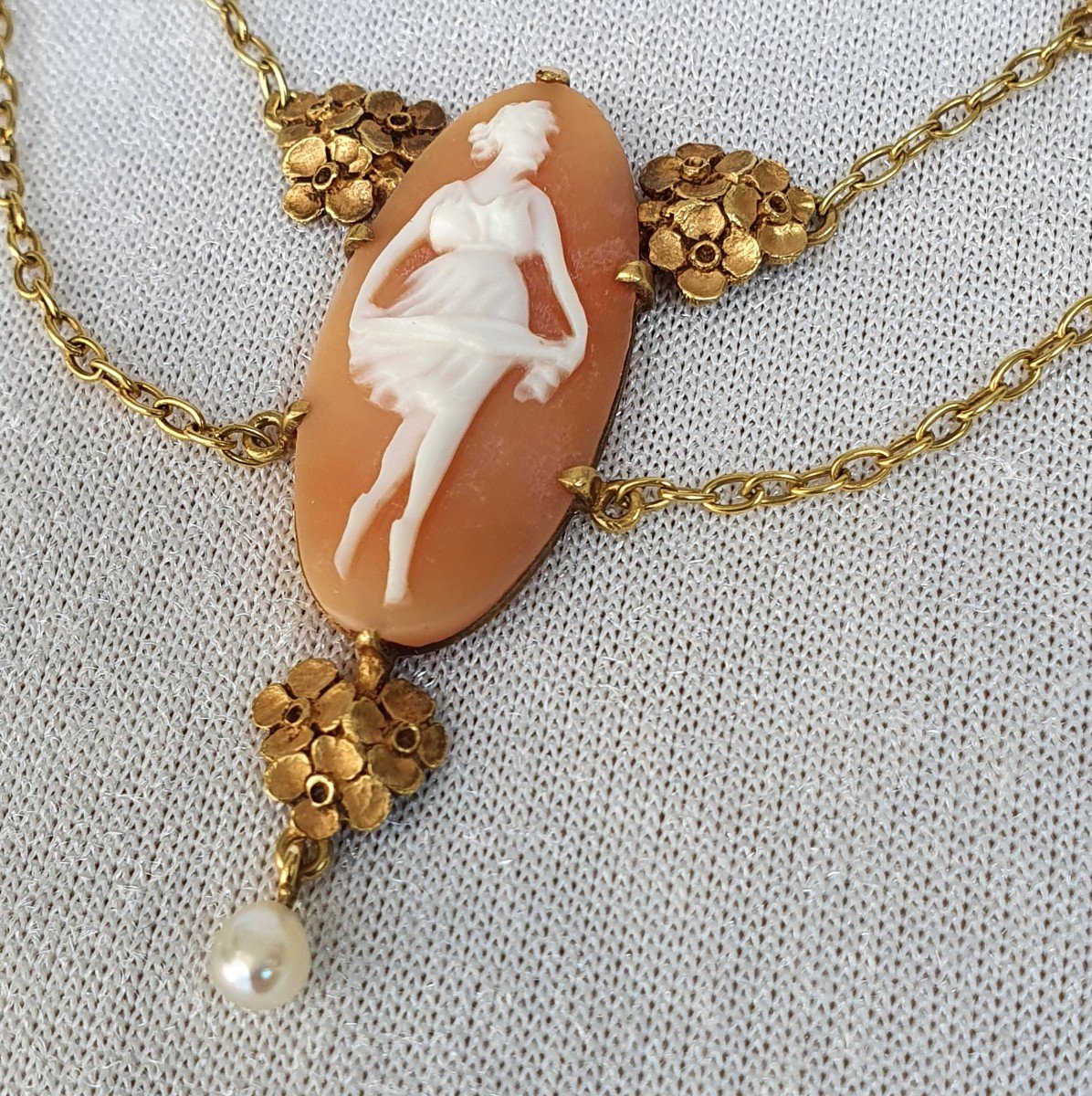 19 Th Century  Necklace. Shell Cameo, 18 Karat Yellow Gold-photo-4