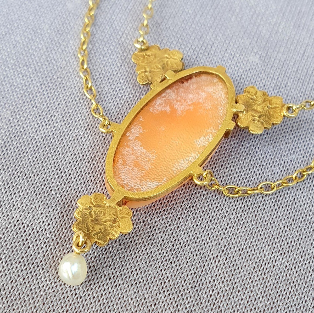 19 Th Century  Necklace. Shell Cameo, 18 Karat Yellow Gold-photo-1