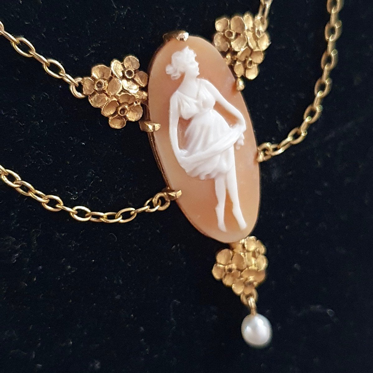 19 Th Century  Necklace. Shell Cameo, 18 Karat Yellow Gold-photo-3