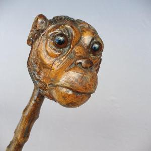 Grande canne Art Populaire sculptée d’une tête de singe aux yeux en verre