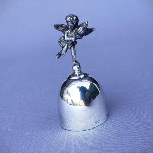 Clochette, sonnette de table en argent à décor de Putto, ange