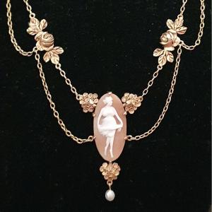 19 Th Century  Necklace. Shell Cameo, 18 Karat Yellow Gold