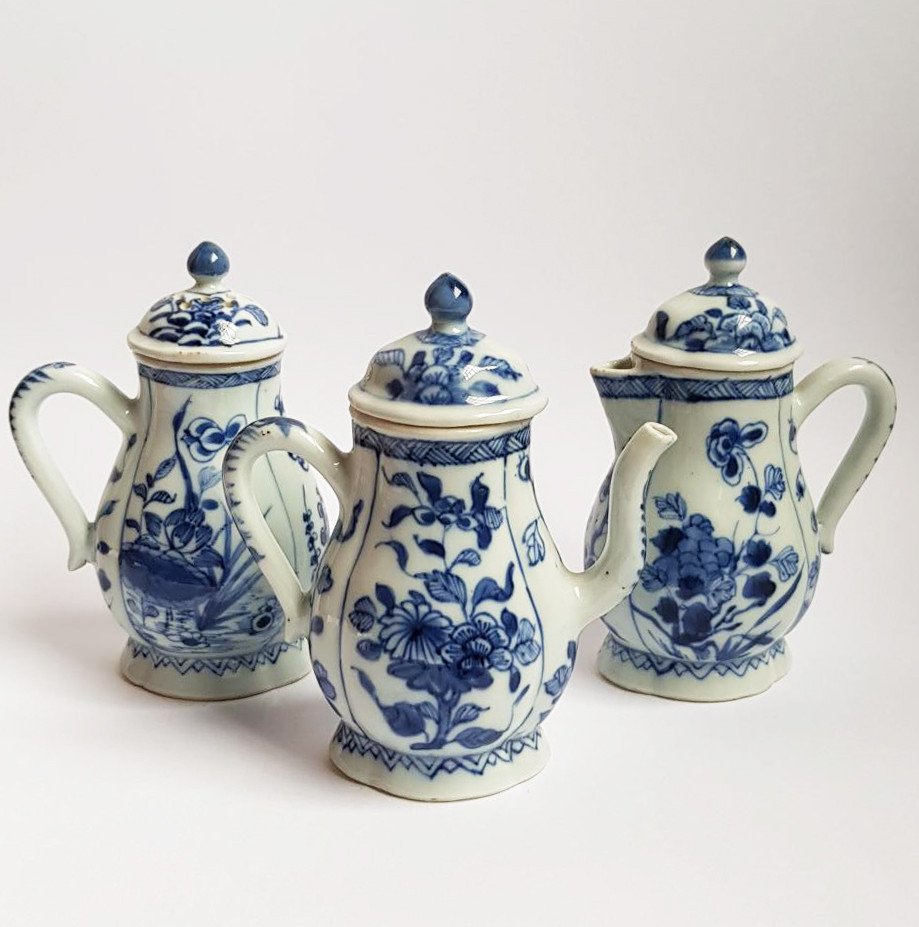 Trois Jarres Avec Couvercles Kangxi En Porcelaine Chinoise  Période Kangxi, Vers 1700