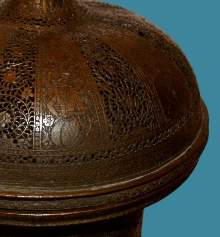 Musée, brûle parfum, Ht 59 cm, laiton ciselé, ajouré sous la Dynastie Kadjar, Perse -photo-2