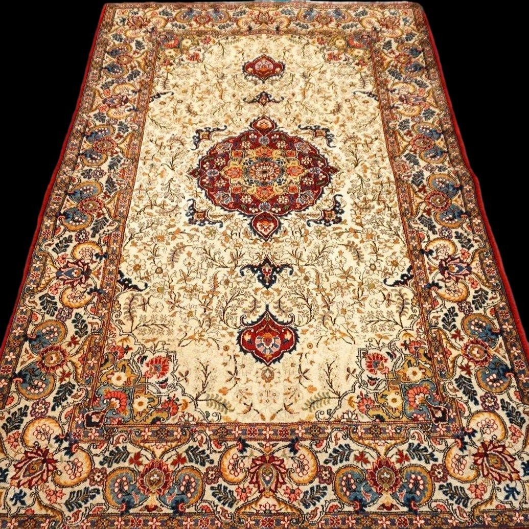 Tapis Kashan, 135 x 213 cm, laine nouée main en Iran vers 1960, rare dessin, en très bon état