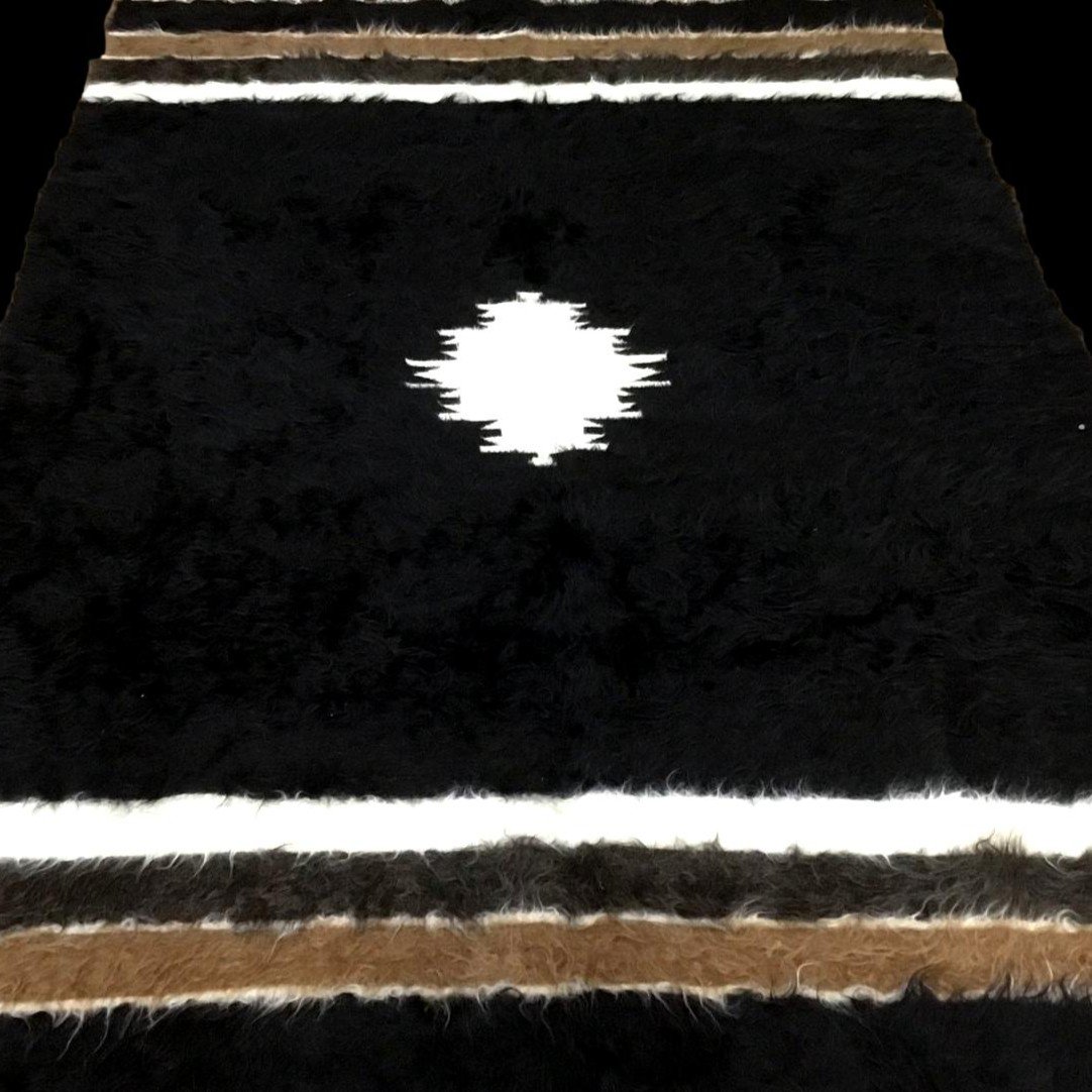 Tapis d'Anatolie, 135 x 202 cm, mohair de chèvre et chameau noués main en Turquie avant 1950