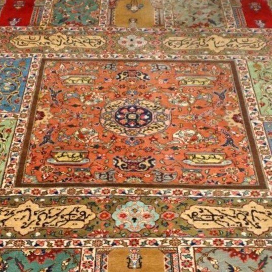 Tapis Tabriz, décor de calligraphies, 253 cm x 353 cm, laine kork nouée main en Iran vers 1980-photo-2