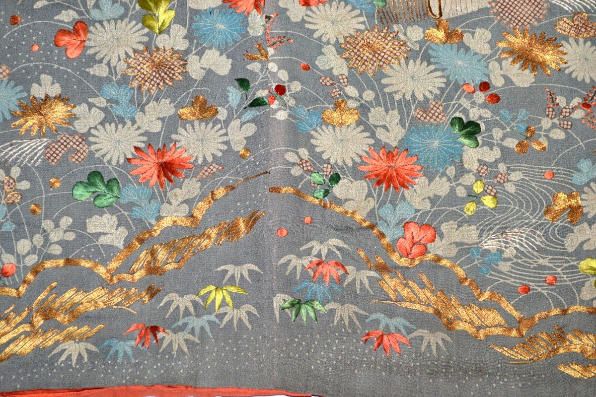 Meiji Dynasty, Rare 19th Century Kimono, Silk Embroidered With Gold Thread And Red Silk Lined Silk, Japan, -photo-4