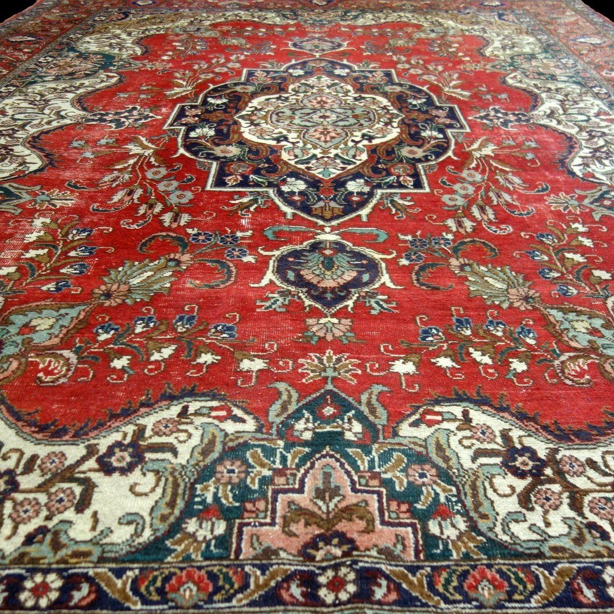 Tapis Tabriz, 284 cm  x 398 cm, laine kork nouée main en Iran vers 1960, en bel état d'usage