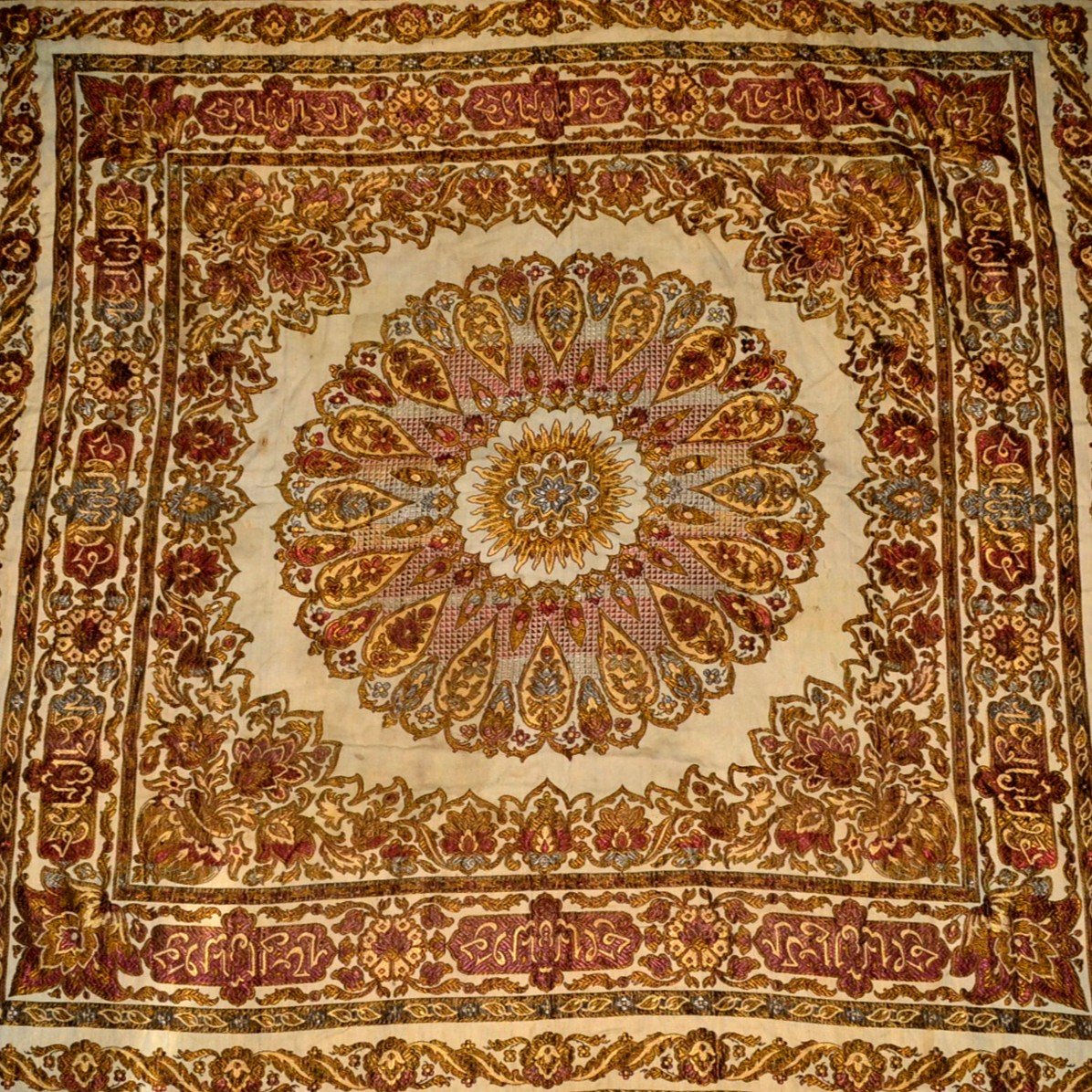 Tapis de table orientaliste, 176 cm x 181 cm, soie brodée  sur coton, Art Ottoman XIXème siècle