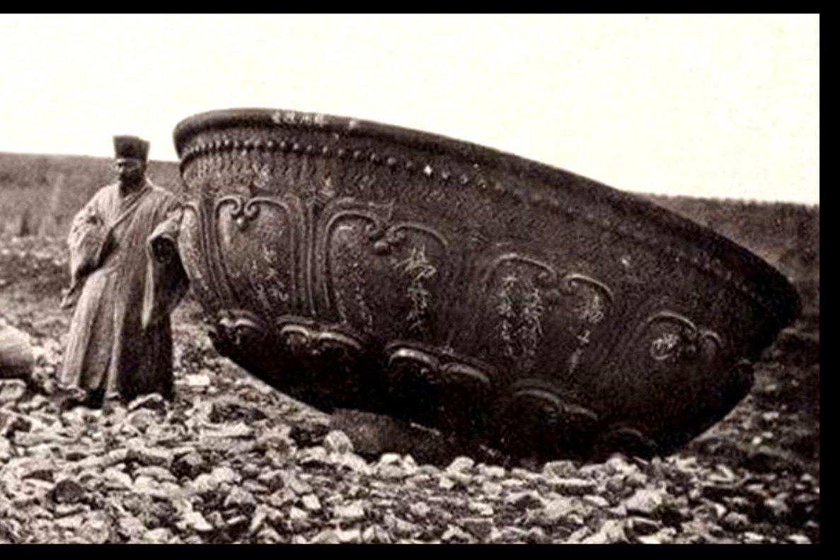 Vase Kadjar, chasse au lion et aux cerfs, cuivre ciselé au repoussé, Perse du XIXème siècle-photo-4