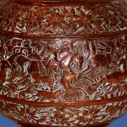 Vase Kadjar, chasse au lion et aux cerfs, cuivre ciselé au repoussé, Perse du XIXème siècle