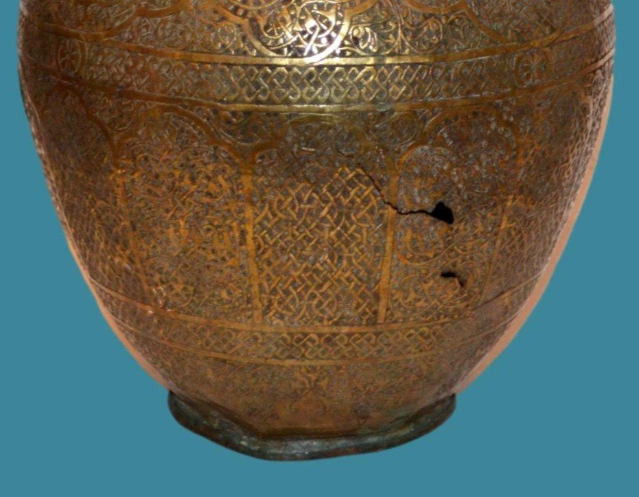 Vase ancien en laiton ciselé, Ht 46 cm, Art Ottoman du XVIIIème siècle, gravure au burin-photo-2