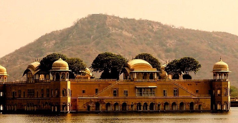 Jarre à eau, Majnoun Et Leila, calligraphies perses, Rajasthan, Nord-Est de l'Inde datée de 915-photo-6