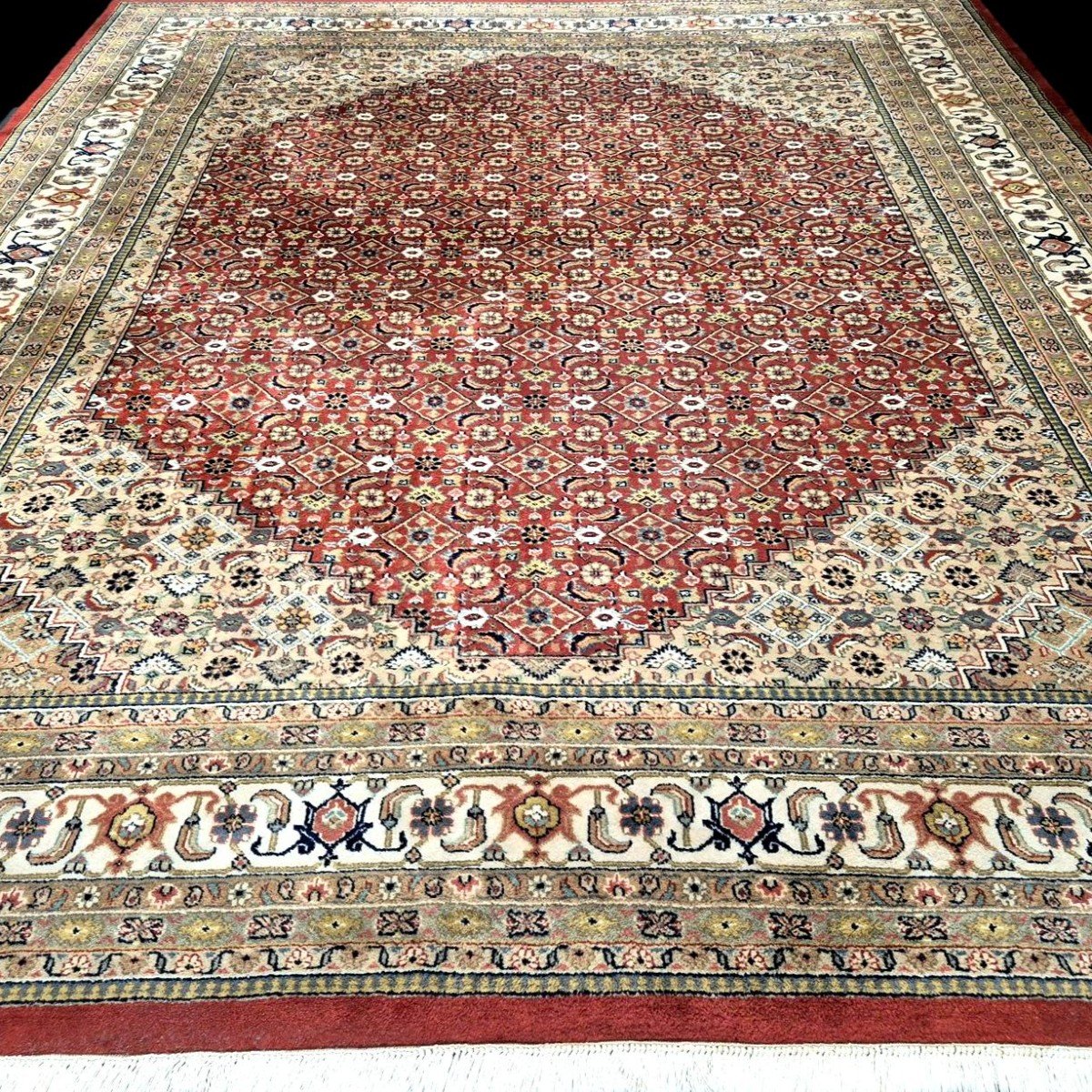 Tapis Moud Mahi, 250 x 300 cm, famille des Tabriz, laine nouée main vers 1980, en très bon état