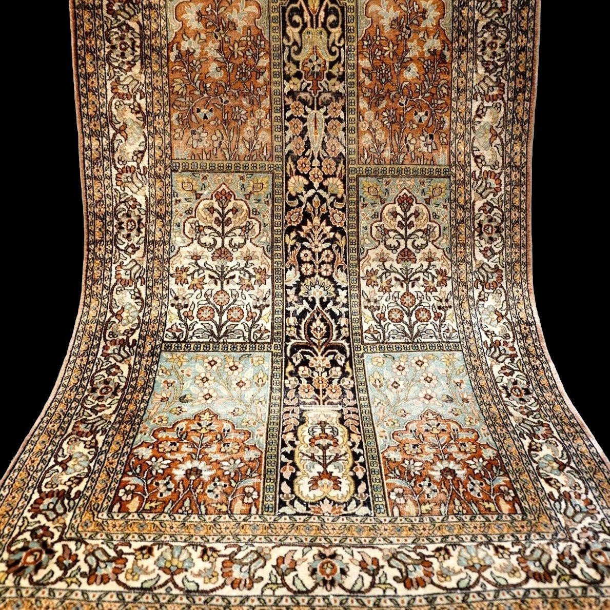 Tapis en soie du Cachemire, 91 x 156 cm, soie nouée main, Jammu-et-cachemire vers 1970-1980, 