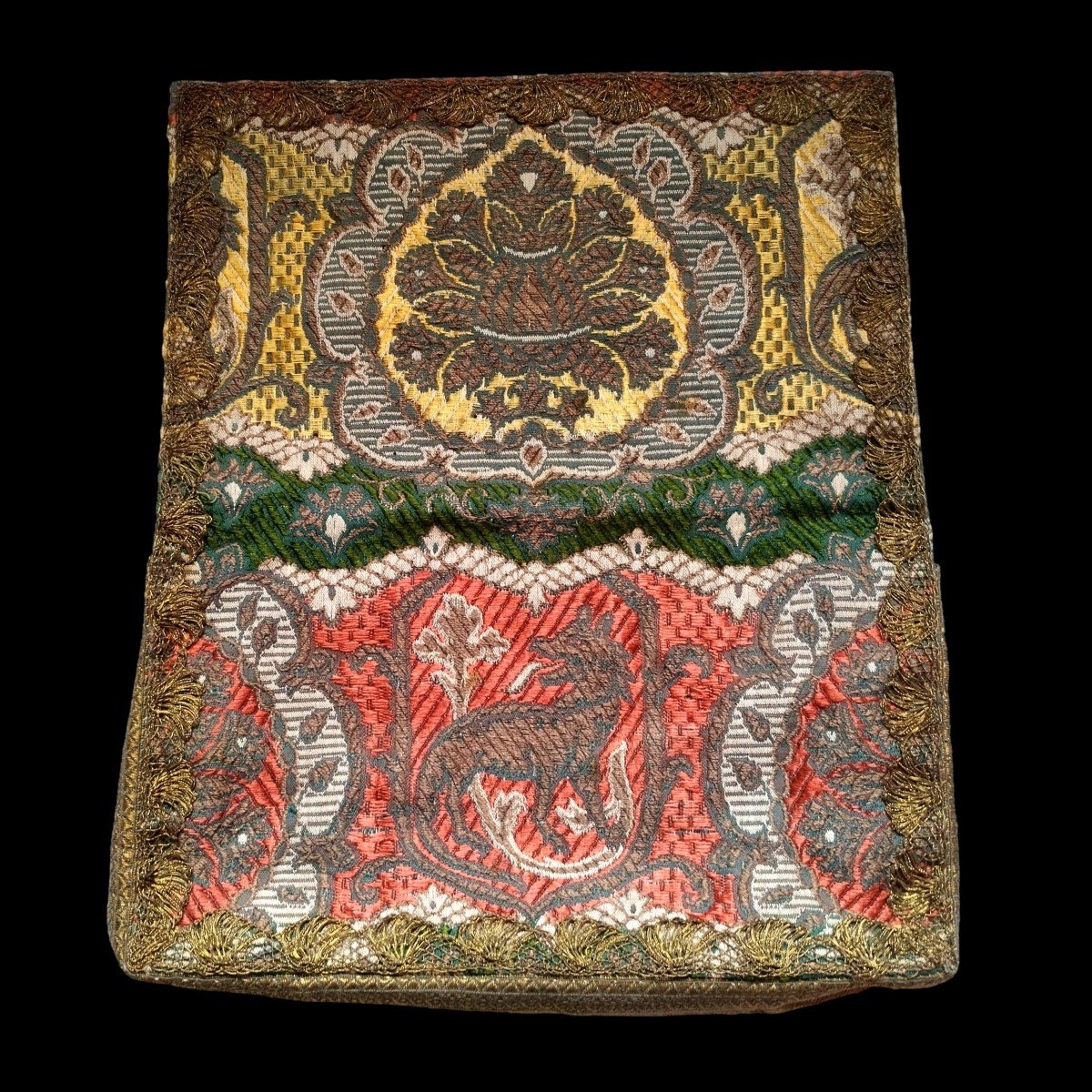 Pochette de soirée, décor blason au loup, tissu damassé brodé surpiqué de fil or, très bon état