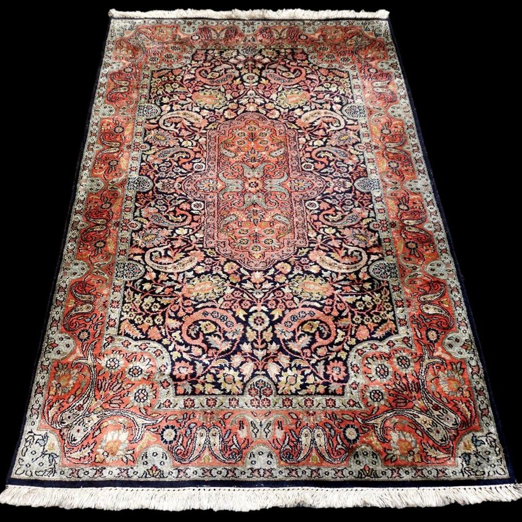 Tapis en soie du Cachemire, 94 x 153 cm, soie nouée main, Jammu-et-cachemire vers 1970-1980-photo-3