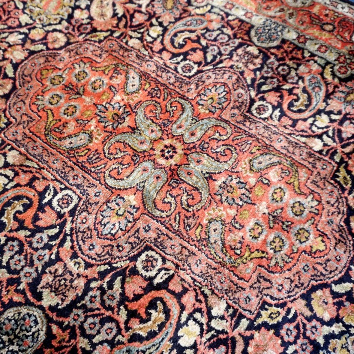 Tapis en soie du Cachemire, 94 x 153 cm, soie nouée main, Jammu-et-cachemire vers 1970-1980-photo-5