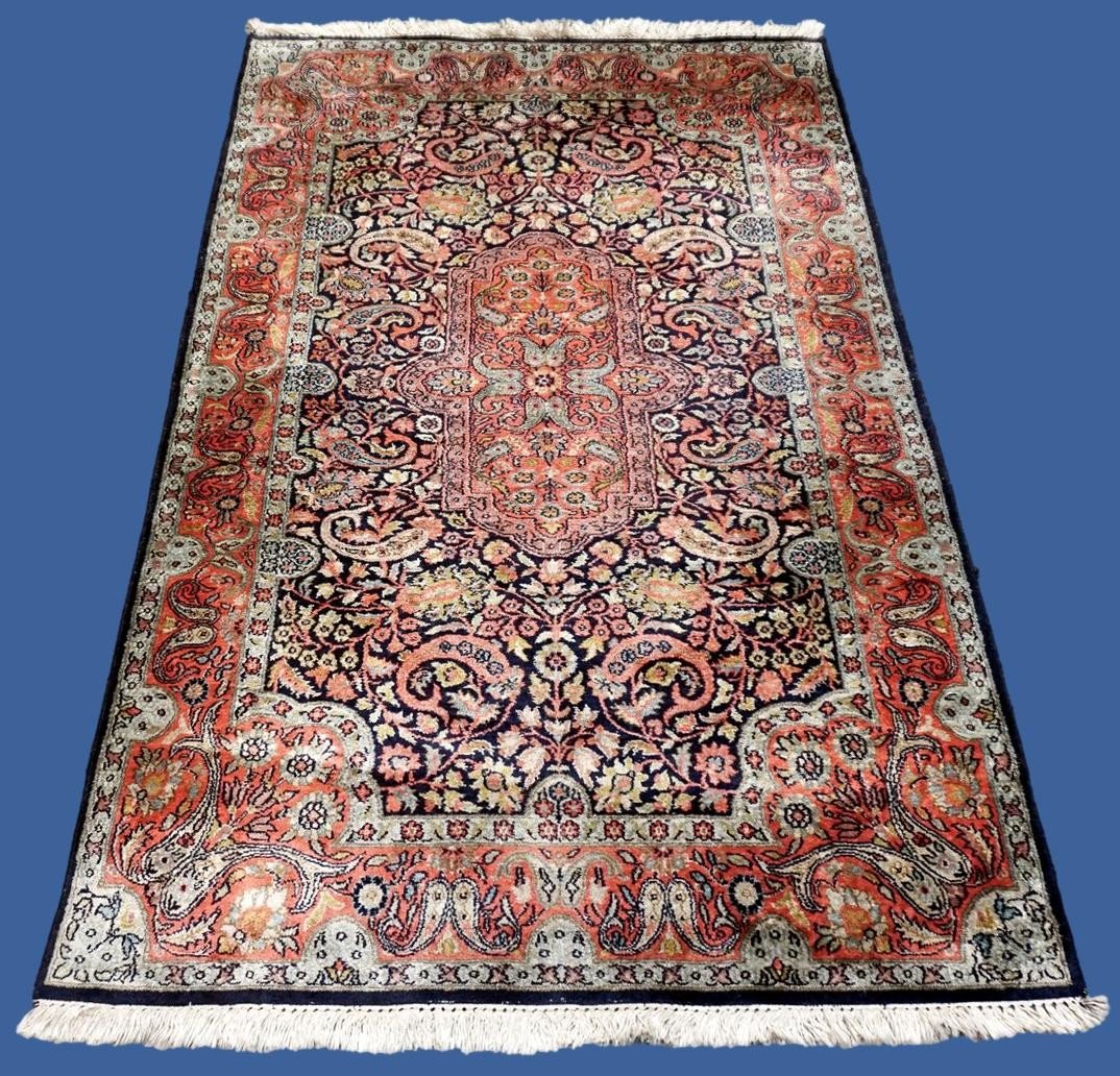 Tapis en soie du Cachemire, 94 x 153 cm, soie nouée main, Jammu-et-cachemire vers 1970-1980-photo-8