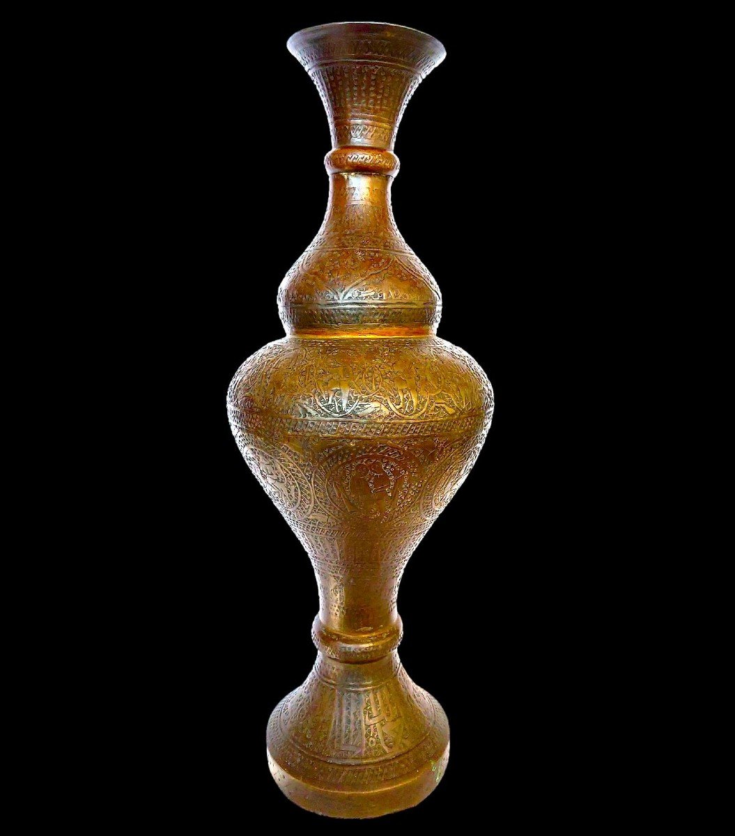 Vase balustre, laiton ciselé, Ht 52 cm, scènes animées, calligraphies, travail Indo-persan XIXè-photo-2